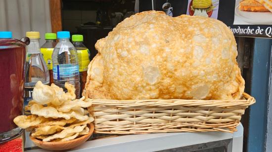 Empanada de viento en la calle La Ronda, en el centro de Quito. 