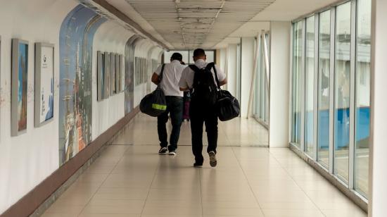 Viajeros en uno de los pasillos del aeropuerto José Joaquín de Olmedo, de Guayaquil, el 11 de agosto de 2023.