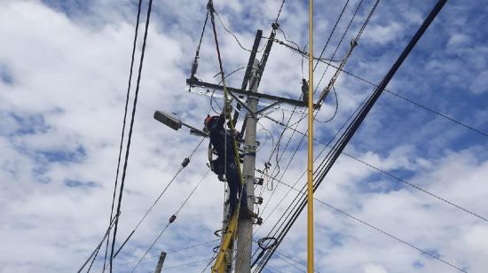 Un técnico de Centrosur realiza trabajos de mantenimiento en una red eléctrica el 23 de noviembre de 2023.