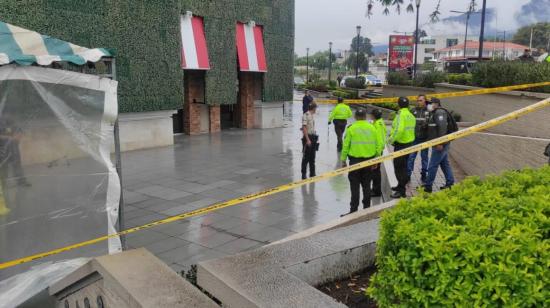 La Policía en el lugar donde ocurrió un rob a un blindado en Cumbayá, Quito, el 24 de noviembre de 2023.