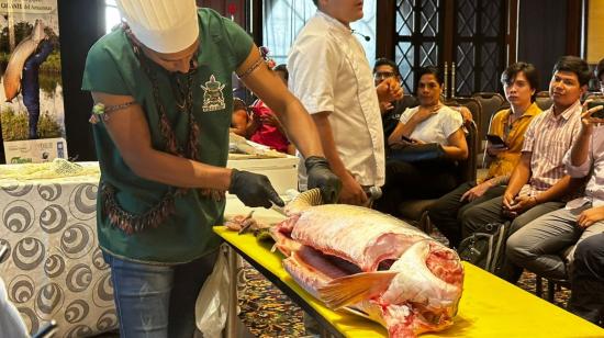 Juan Herrera, de la comunidad A’i Kofanes de Sinangoe, enseña a deshuesar un paiche a chefs de Guayaquil. 