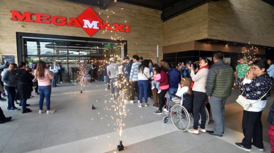 Clientes acuden al primer Megamaxi de Cuenca, ubicado en  la Wayra Plaza, en la avenida 24 de Mayo, el 24 de noviembre de 2023. 