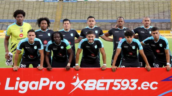 Los jugadores de Cumbayá FC se forman antes de jugar un partido en el Atahualpa, el 11 de noviembre de 2023.