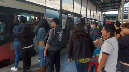 Imagen referencial de personas en una estación del transporte público de Quito, el 15 de octubre de 2023. 