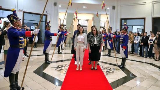 La vicepresidenta Verónica Abad (izquierda) ingresa a la oficina que ocupará durante el Gobierno, Quito, el 24 de noviembre de 2023. 