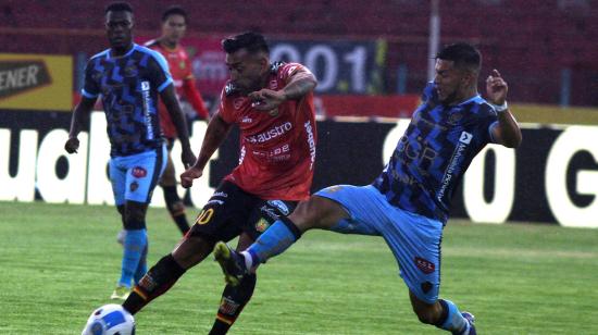 Sergio López, de Deportivo Cuenca, remata en el partido ante El Nacional, el 25 de noviembre de 2023.