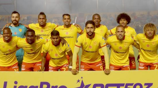 Los jugadores de Aucas se forman antes de enfrentar a Delfín, en Quito, el 25 de noviembre de 2023.