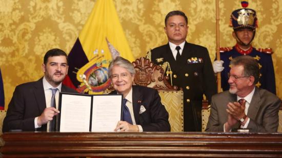 El alcalde de Guayaquil, Aquiles Álvarez, y el expresidente Guillermo Lasso durante la entrega de compentencias para el 'quinto puente'. Quito, 22 de noviembre de 2023