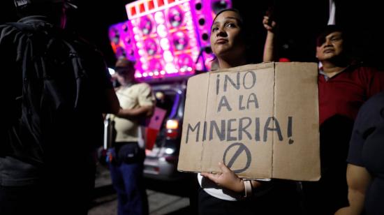 Personas protestan en Panamá, el 24 de noviembre de 2023.