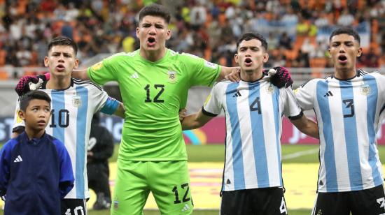 Los jugadores argentinos cantan el himno en el Mundial Sub 17 de Indonesia, el 24 de noviembre de 2023.