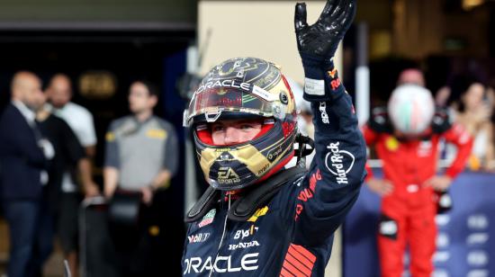 Max Verstappen saluda a los aficionados en Abu Dabi después de la clasificación, el 25 de noviembre de 2023.
