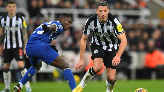 Moisés Caicedo defiende una pelota en el partido entre Chelsea y Newcastle, el 25 de noviembre de 2023.