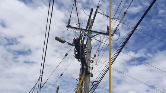 Personal de la Centrosur trabaja en un sistema eléctrico de Cuenca, el 23 de noviembre de 2023.