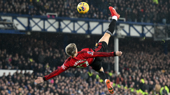 Alejandro Garnacho se da una chilena en el partido entre Manchester United y Everton, el 26 de noviembre de 2023.