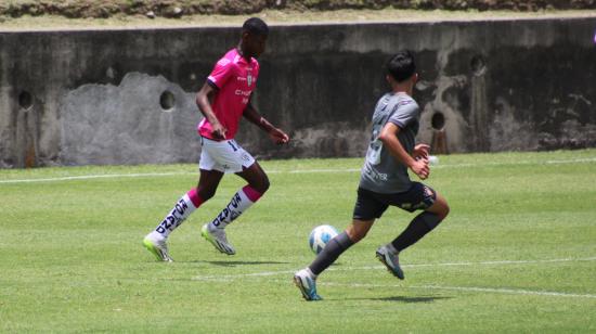 Jugadores de la Sub 15 de Independiente del Valle y Liga de Quito, el 11 de octubre de 2023.