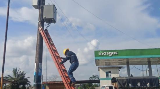 Un trabajador de CNEL realiza trabajos en el sistema eléctrico.