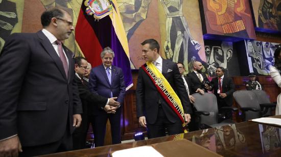 Guillermo Lasso despojado de su banda presidencial junto a Daniel Noboa y Henry Kronfle en la Asamblea el 23 de noviembre de 2023.