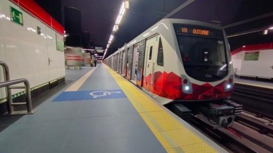 Un tren del Metro de Quito llega a la estación Quitumbe, el 30 de octubre de 2023.