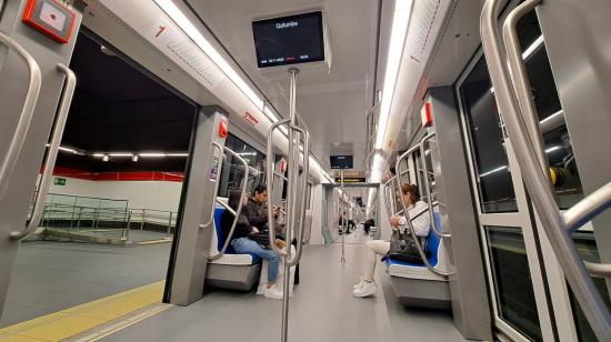 Pasajeros en el interior de un vagón de tren del Metro, en la estación de Quitumbe, Quito, el 28 de noviembre de 2023.