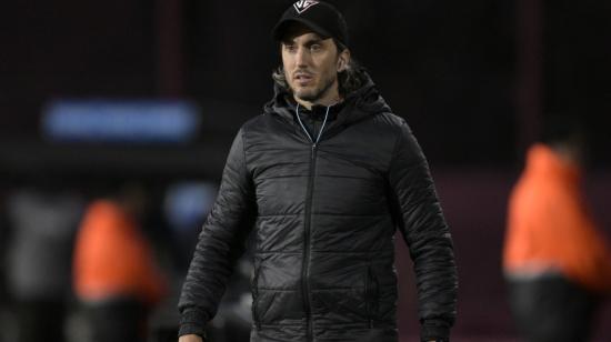 Luis Zubeldía, entrenador de Liga de Quito, durante un partido en 2023.