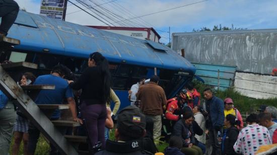 Personas se aglomera en torno a un bus accidentado en la avenida Maldonado, en el sector de Guamaní, sur de Quito, el 28 de noviembre de 2023. 