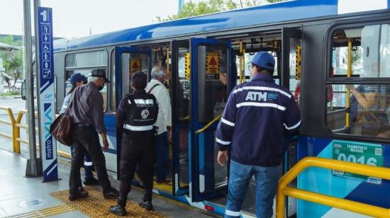 Imagen referencial del abordaje en estación de un bus del sistema de transporte Metrovía en Guayaquil. 