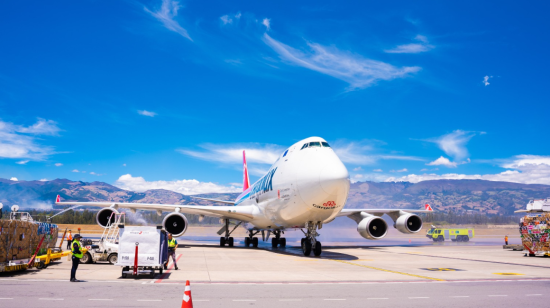 Avión de carga estacionado en la plataforma del Aeropuerto Internacional Mariscal Sucre, de Quito, agosto de 2023. 