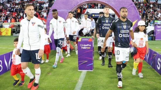 Los jugadores de Liga e Independiente salen a la cancha del estadio Rodrigo Paz Delgado, el 4 de noviembre de 2023.