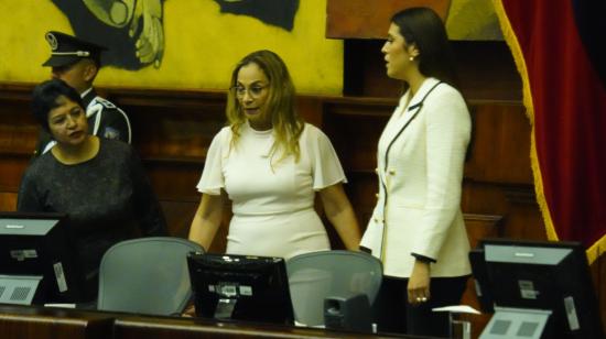La asambleísta de la RC, Pierina Correa, junto a la jefa de bancada de la alianza ADN, Valentina Centeno, en la primera sesión del Pleno legislativo, el 17 de noviembre de 2023.