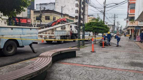 Trabajadores de la empresa eléctrica CNEL EP en un sector de Guayaquil, el 25 de noviembre de 2023.