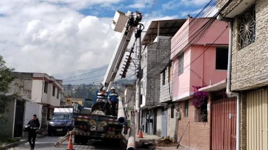 Un equipo de la Eléctrica Quito en el sector Colinas del Norte el 29 de noviembre de 2023.