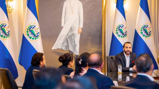 El presidente de El Salvador, Nayib Bukele, en una reunión con sus ministros el 28 de noviembre de 2023.