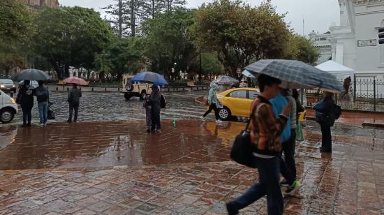 Ciudadanos en el centro de Cuenca, donde se han registrado esporádicas lluvias en últimas semanas de noviembre 2023.