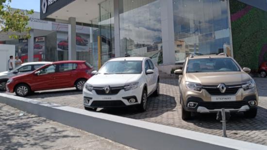 Carros exhibidos en un concesionario, ubicado en el centro norte de Quito. Foto del 30 de noviembre de 2023. 