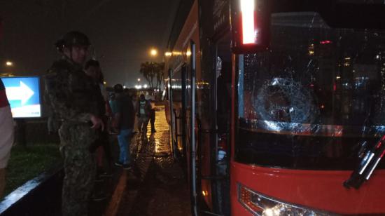 Un militar junto a un bus interprovincial que fue baleado en el anillo vial de Quevedo, el 29 de noviembre de 2023. 