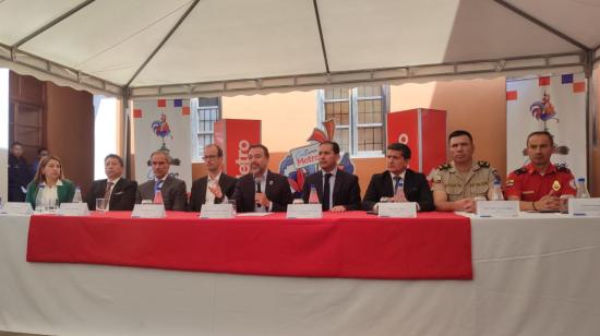 El alcalde de la capital, Pabel Muñoz (centro), durante una rueda de prensa en la Empresa Metro de Quito, el 30 de noviembre de 2023.