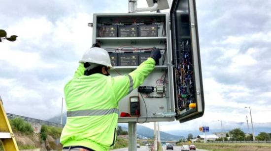 Mantenimiento de fotorradares en Quito, mayo de 2021.