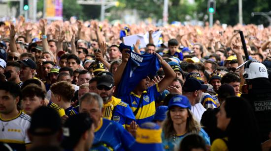 Hinchas de Boca Juniors alientan a su equipo en La Bombonera, el 15 de noviembre de 2023.