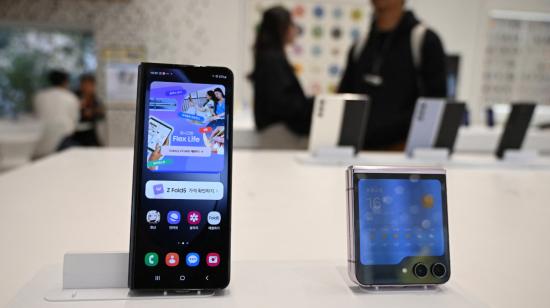 Imagen referencial de dos móviles de Samsung, recientemente presentados en el mercado, en una tienda de Corea del Sur, el 30 de octubre de 2023.