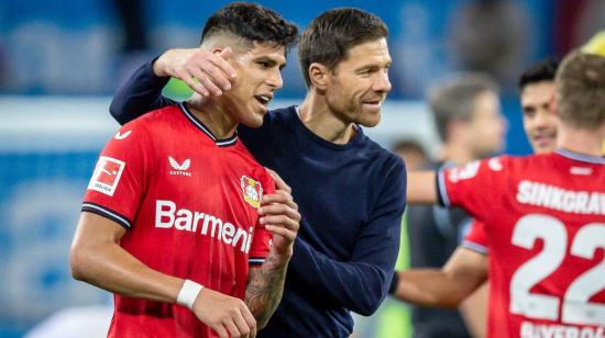 Piero Hincapié y Xabi Alonso, luego de un partido del Bayer Leverkusen por la Bundesliga.