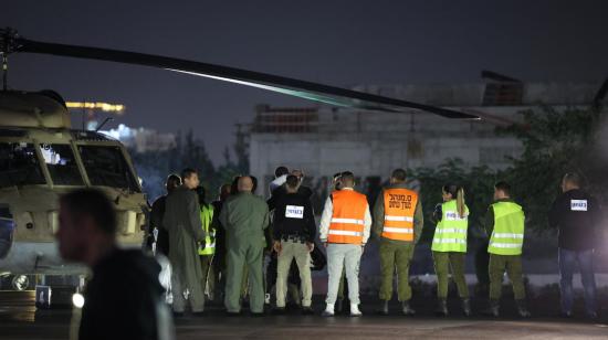 Militares y autoridades hacen una calle de honor a los rehenes israelíes liberados por Hamás, el 30 de noviembre de 2023. 