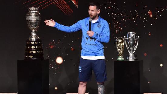 Lionel Messi habla rodeado de los trofeos de la Copa América, Mundial y Finalissima, en Luque, el 27 de marzo de 2023.