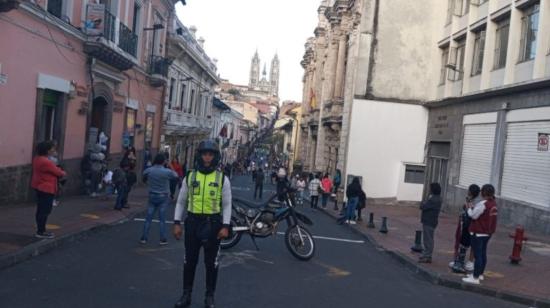 Un agente de la AMT durante el cierre de una vía en Quito. 