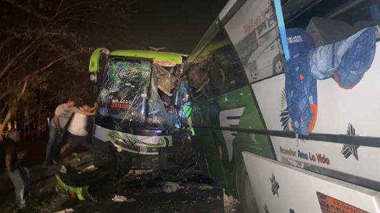 Dos buses chocaron de manera frontal el 1 de diciembre de 2023 en vía Durán-Tambo.