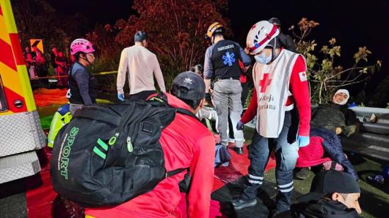 Accidente de tránsito en la vía Cuenca - Molleturo - Puerto Inca deja cinco muertos y trece heridos.