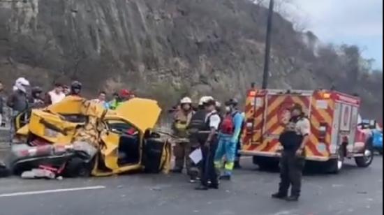 Personal del Cuerpo de Bomberos y de la OIAT acudieron al lugar del siniestro, en la vía Perimetral, donde murió una mujer. 