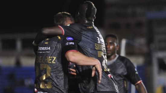 Jugadores de Libertad celebran un gol ante Gualaceo, en el estadio Reina del Cisne, en Loja, el 27 de octubre de 2023. 