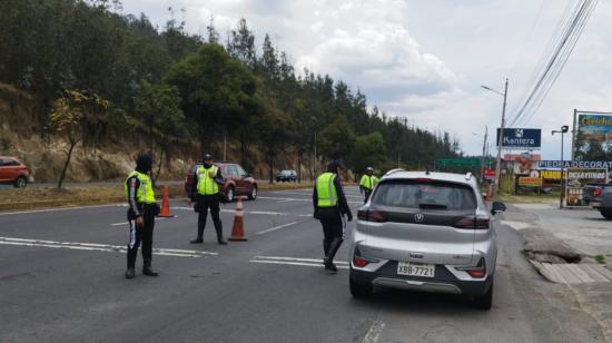 Imagen referencial de tres agentes de la AMT en una vía de Quito. 