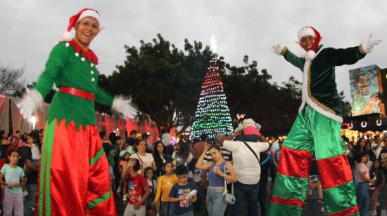 Dos personajes de la Navidad junto al árbol de la Plaza Guayarte, norte de Guayaquil, el 2 de diciembre de 2023. 