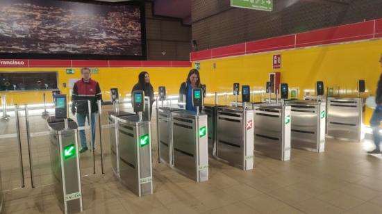 Primeros pasajeros en la estación San Francisco, durante las últimas pruebas del Metro de Quito, el 28 de noviembre de 2023.